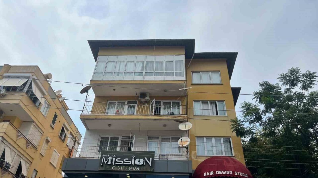 Antalya’nın Alanya ilçesinde 3 katlı binanın en üst katındaki balkonda