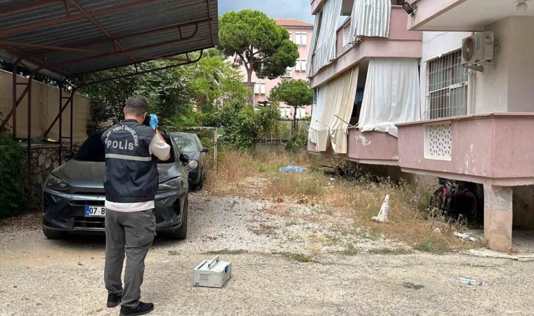 Antalya’nın Alanya ilçesinde 5 katlı binanın 4’üncü katındaki balkondan beton