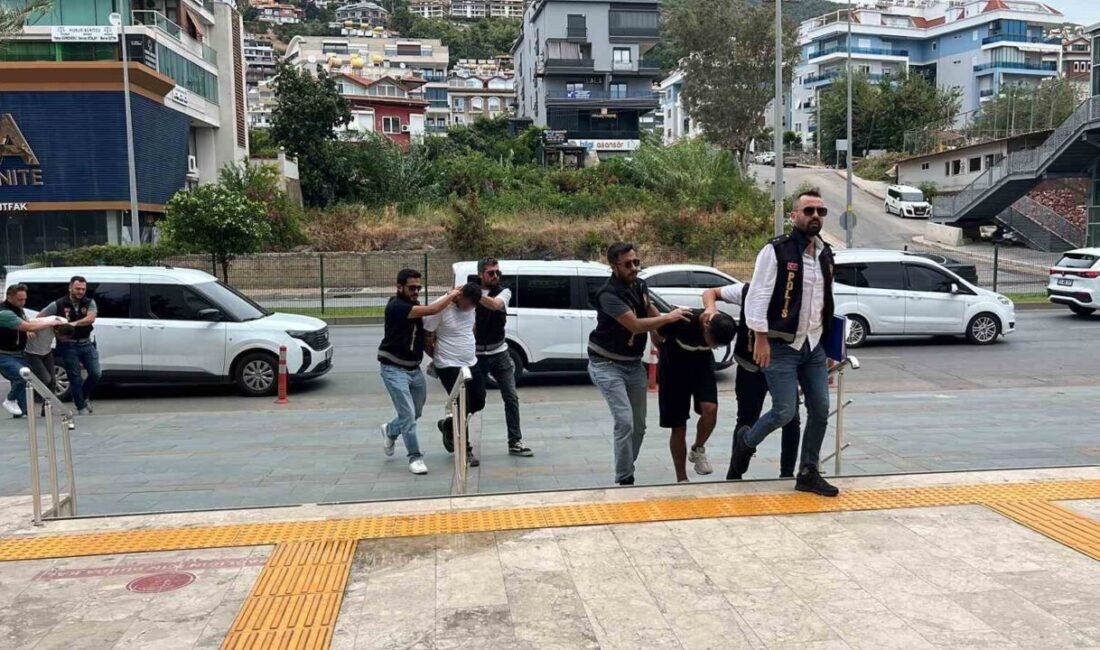 Antalya’nın Alanya ilçesinde bir döviz bürosuna gelerek iş yeri sahibinden