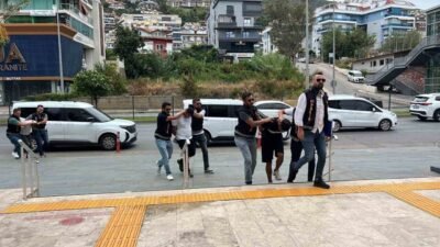 Antalya’nın Alanya ilçesinde bir döviz bürosuna gelerek iş yeri sahibinden
