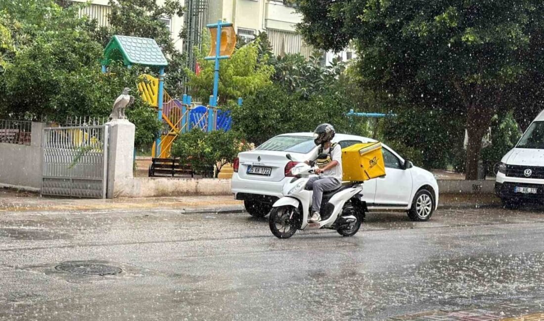 Antalya’nın Alanya ilçesinde öğle saatlerinde etkili olan gök gürültülü sağanak