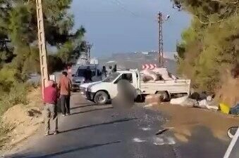 Antalya’nın Alanya ilçesinde seyir halindeyken sol arka lastiği patlayan kamyonetin
