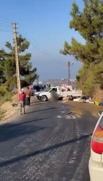 Antalya’nın Alanya ilçesinde seyir halindeyken sol arka lastiği patlayan kamyonetin