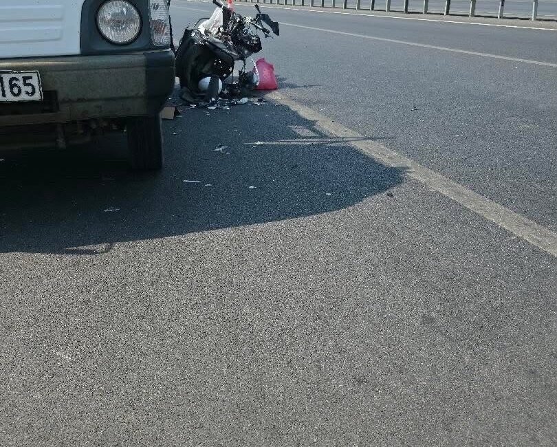 Antalya’nın Alanya ilçesinde motosikletin park halindeki otomobile çarpması sonucu meydana