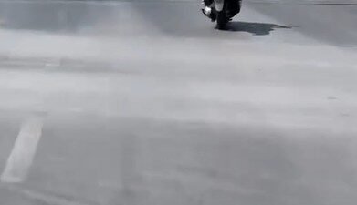 Antalya’nın Alanya ilçesinde bir motosikletlinin seyir halindeyken yaptığı tehlikeli hareketler,