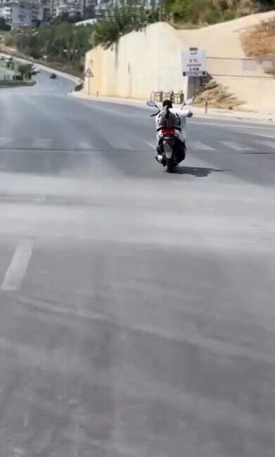 Antalya’nın Alanya ilçesinde bir motosikletlinin seyir halindeyken yaptığı tehlikeli hareketler,