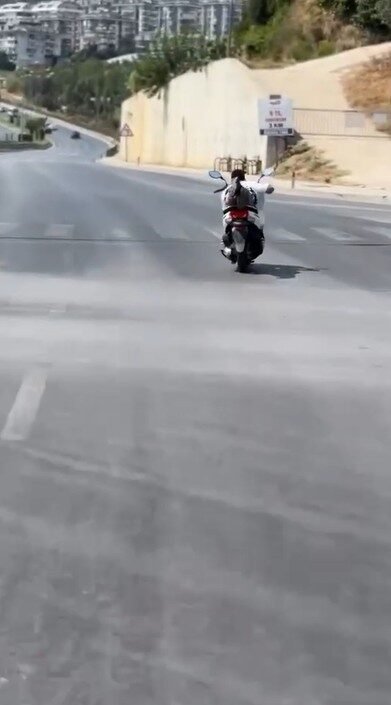 Antalya’nın Alanya ilçesinde bir motosikletlinin seyir halindeyken yaptığı tehlikeli hareketler,