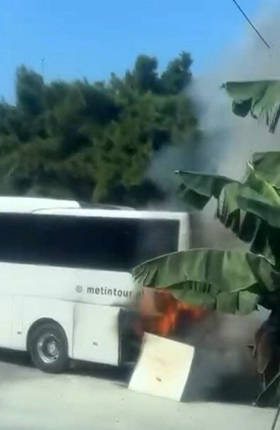 Antalya’nın Alanya ilçesinde park halindeki tur otobüsünün motor bölümünde çıkan