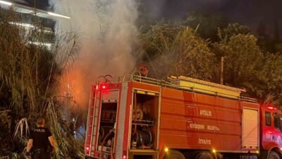 Antalya’nın Alanya ilçesinde sazlık alanda çıkan yangın, ekiplerin müdahalesiyle söndürüldü.