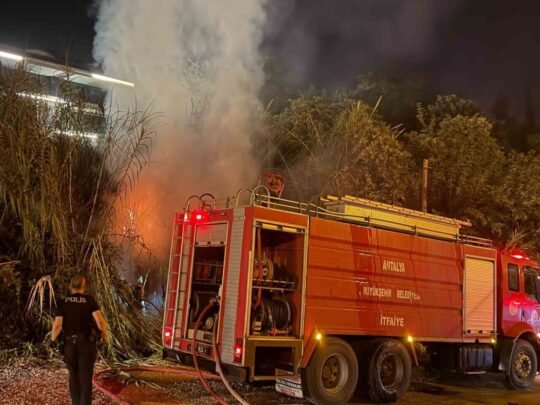 Antalya’nın Alanya ilçesinde sazlık alanda çıkan yangın, ekiplerin müdahalesiyle söndürüldü.