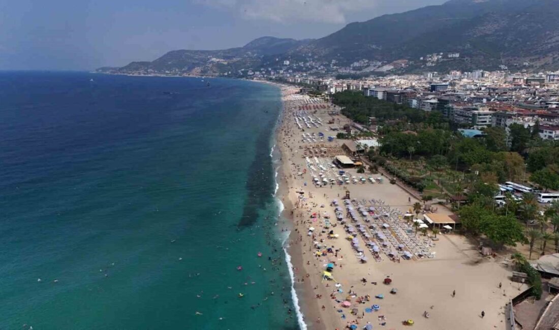 Antalya’nın Alanya ilçesinde hava sıcaklığının 33 dereceye, deniz suyu sıcaklığının