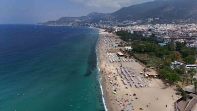 Antalya’nın Alanya ilçesinde hava sıcaklığının 33 dereceye, deniz suyu sıcaklığının