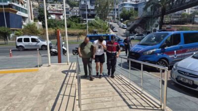 Alanya’da jandarma ekiplerinin uyuşturucu ticaretine yönelik düzenlediği operasyonda 700 gram