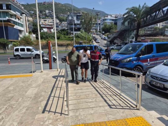 Alanya’da jandarma ekiplerinin uyuşturucu ticaretine yönelik düzenlediği operasyonda 700 gram