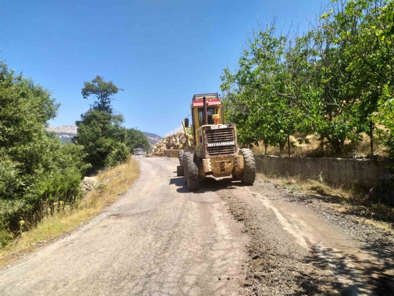 Antalya Büyükşehir Belediyesi kırsal yollarda bakım onarım ve alt yapı