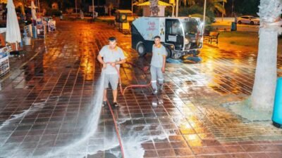 Alanya Belediyesi Temizlik İşleri Müdürlüğü ekipleri, kentin en yoğun ve