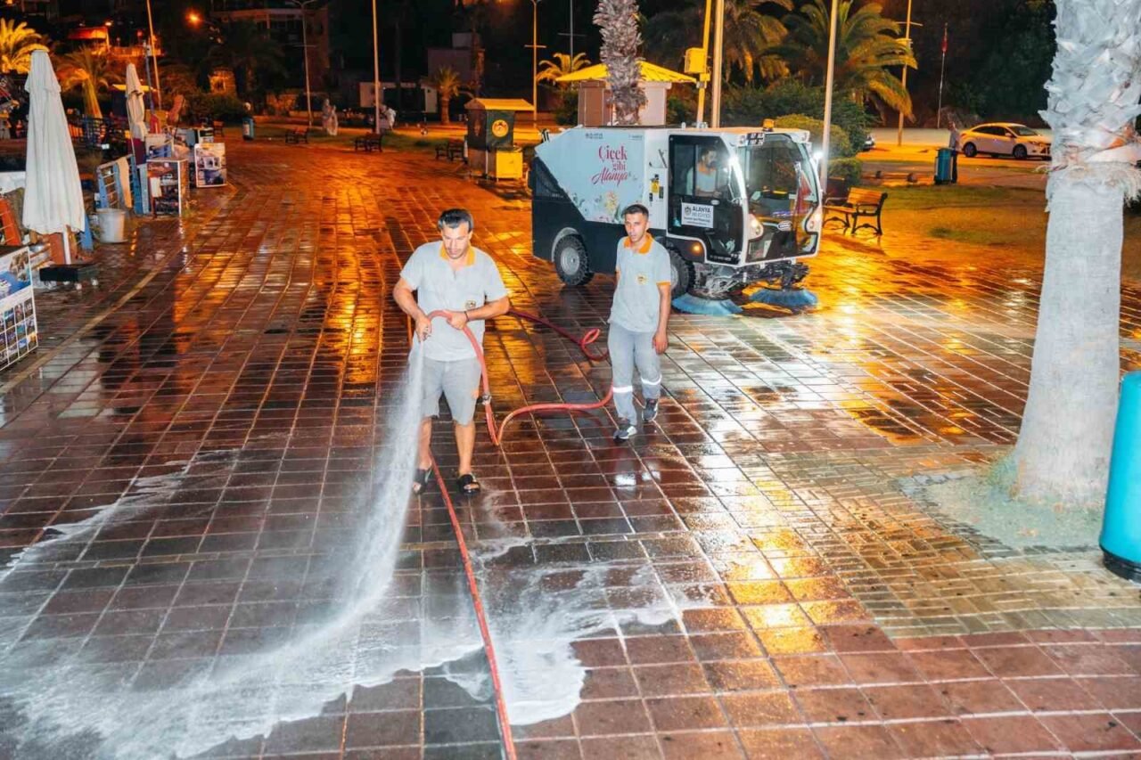 Alanya Belediyesi Temizlik İşleri Müdürlüğü ekipleri, kentin en yoğun ve