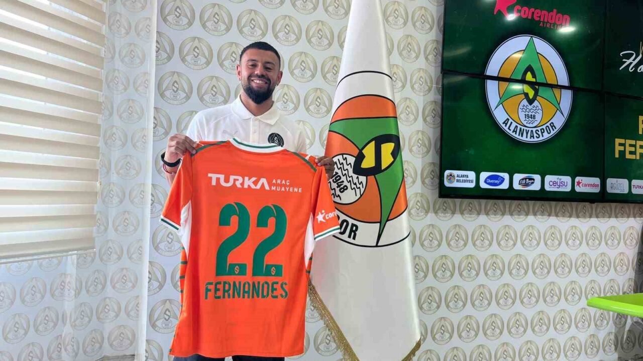 Corendon Alanyaspor, Yunanistan ekiplerinden AEK forması giyen 28 yaşındaki kanat