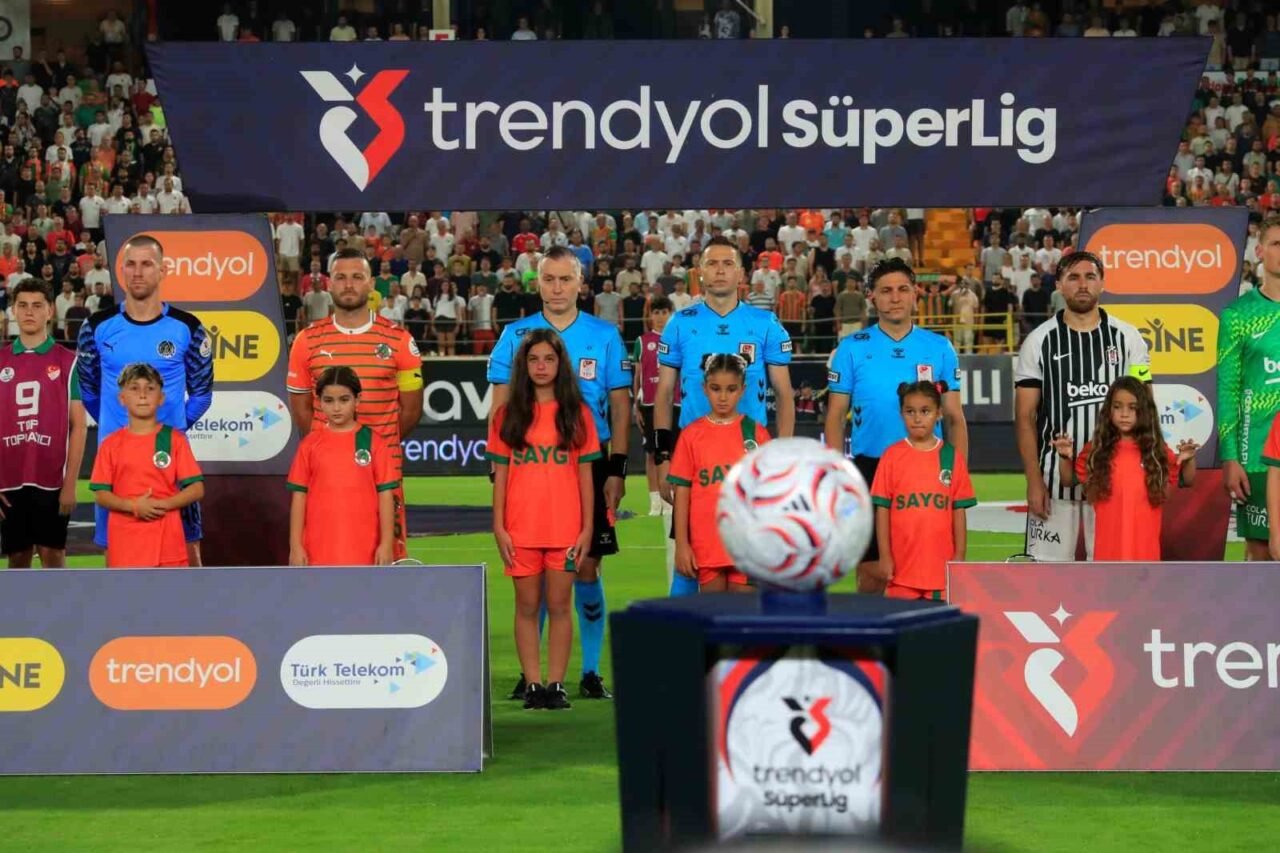Trendyol Süper Lig’de oynanan Alanyaspor-Beşiktaş maçının 8. dakikasında yaşanan pozisyonla