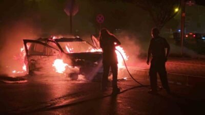Antalya’nın Kepez ilçesinde seyir halindeyken alev alan otomobilde bulunan sürücü,