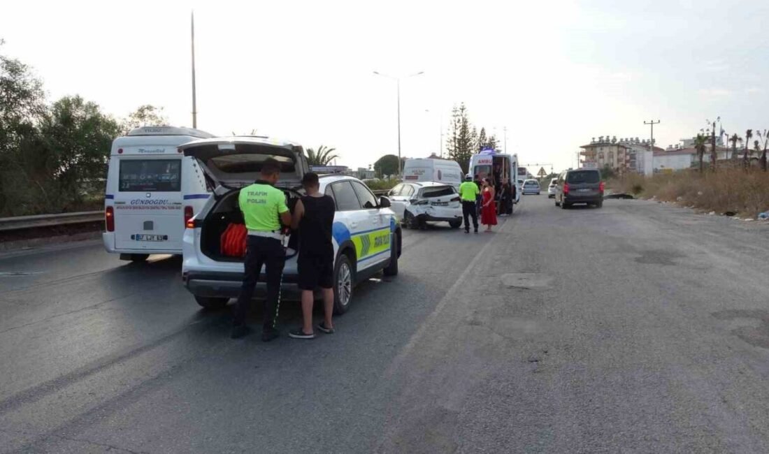 Antalya’nın Manavgat ilçesinde kapalı kasa kamyonetin otomobile arkadan çarpması sonucu