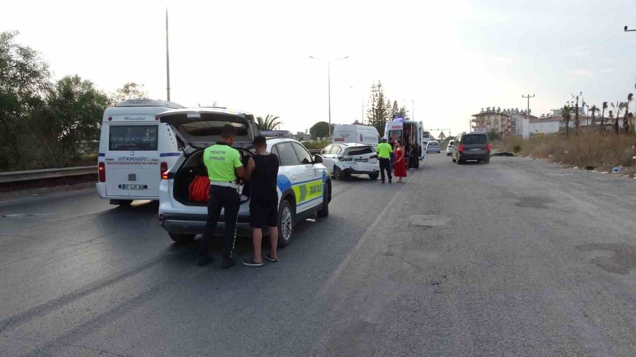 Antalya’nın Manavgat ilçesinde kapalı kasa kamyonetin otomobile arkadan çarpması sonucu