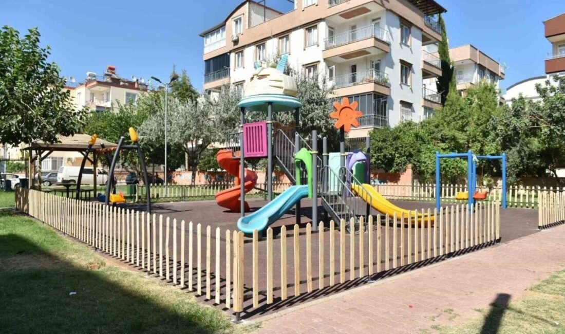 Kepez Belediyesi’nin ‘Söz Vatandaşta’ buluşmasında bir annenin parkta oynayan çocuklarının