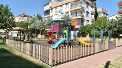 Kepez Belediyesi’nin ‘Söz Vatandaşta’ buluşmasında bir annenin parkta oynayan çocuklarının