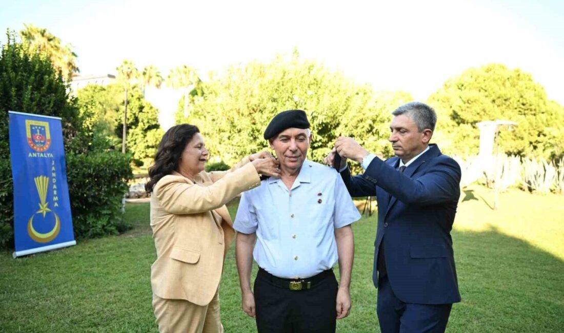 Antalya İl Jandarma Komutanlığında düzenlenen törenle 1 general, 7 subay,