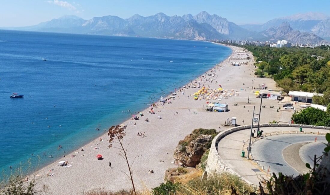 Antalya’da etkili olan kuvvetli poyrazın deniz yüzeyinde ve kıyılarda biriken