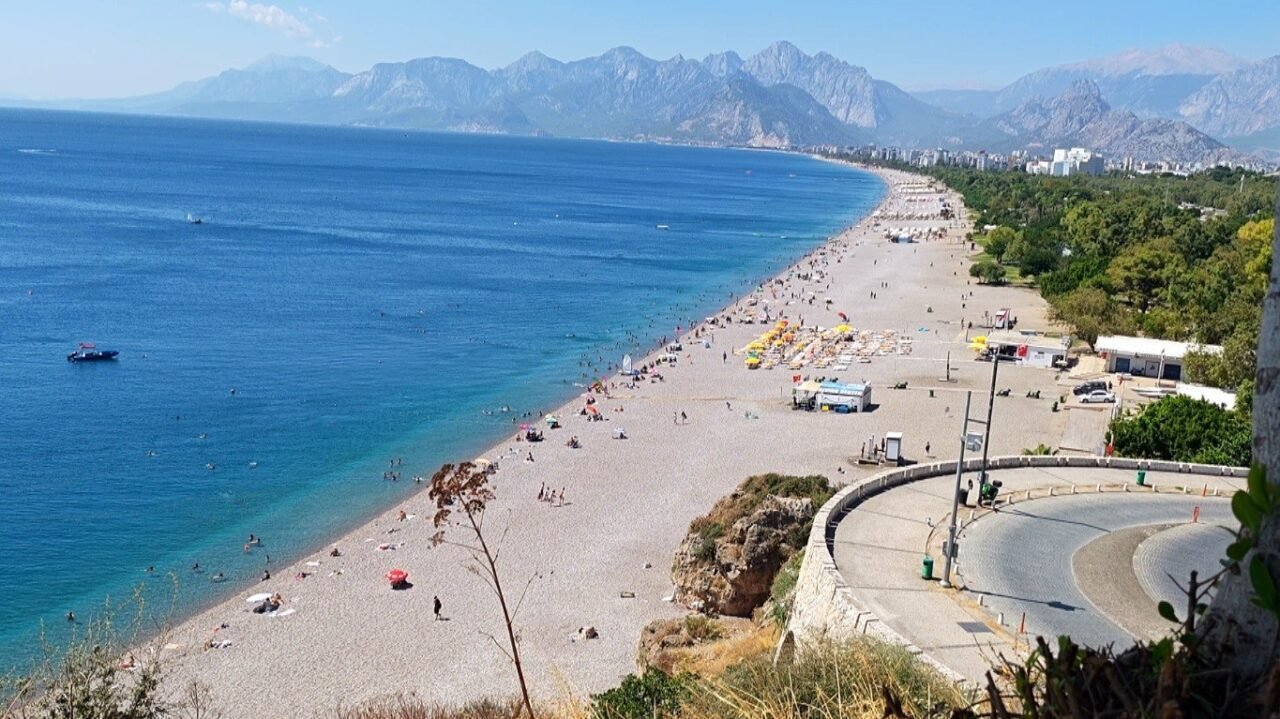 Antalya’da etkili olan kuvvetli poyrazın deniz yüzeyinde ve kıyılarda biriken