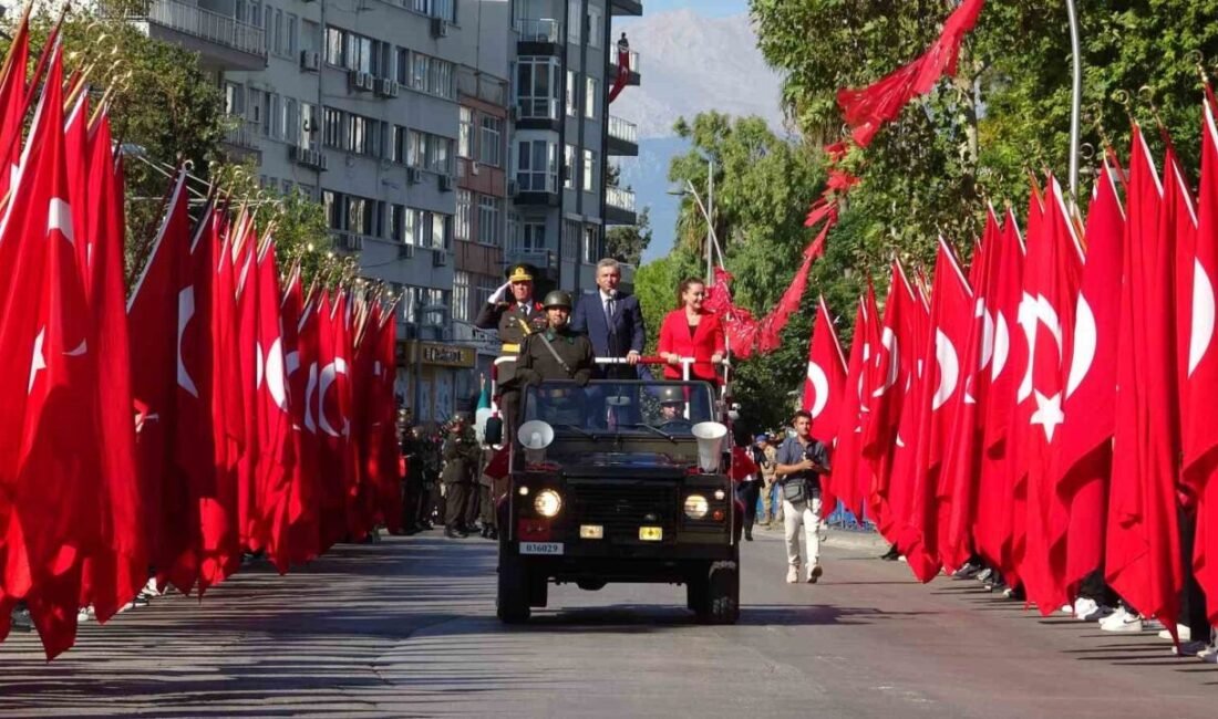 Antalya’da 30 Ağustos Zafer Bayramı, Cumhuriyet Meydanı’nda düzenlenen çelenk sunumu