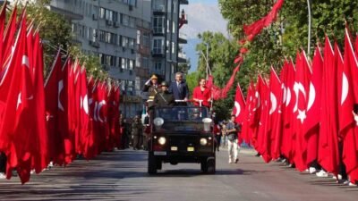 Antalya’da 30 Ağustos Zafer Bayramı, Cumhuriyet Meydanı’nda düzenlenen çelenk sunumu