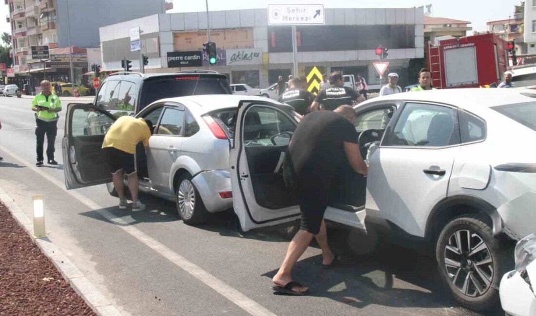 Antalya’nın Serik ilçesinde 5 aracın karıştığı zincirleme trafik kazasında 6