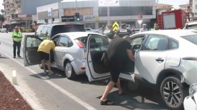 Antalya’nın Serik ilçesinde 5 aracın karıştığı zincirleme trafik kazasında 6