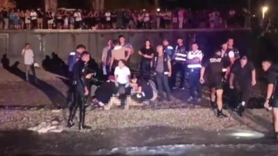 Antalya’da gece saatlerinde serinlemek için denize giren 3 arkadaştan 2’si