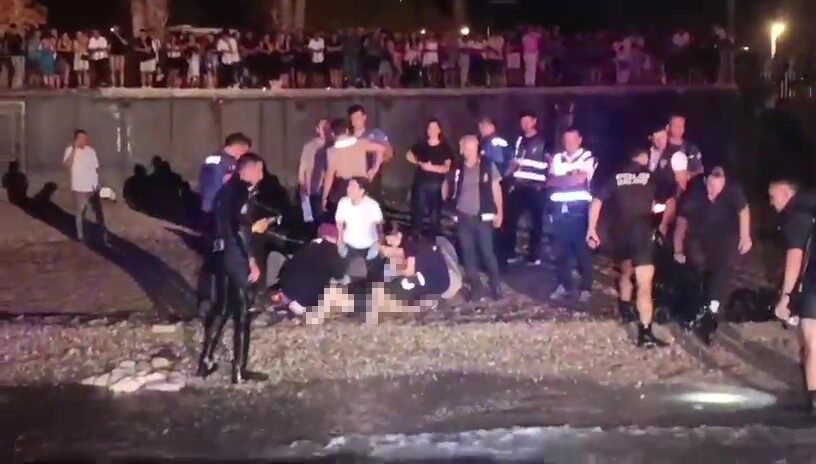 Antalya’da gece saatlerinde serinlemek için denize giren 3 arkadaştan 2’si
