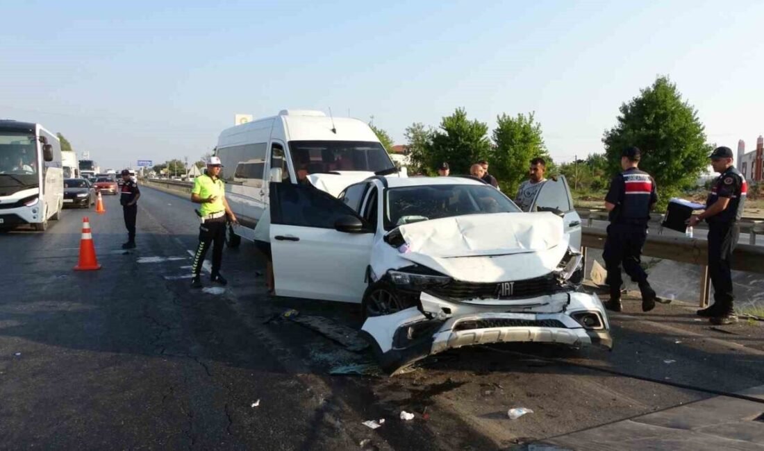 Antalya’nın Manavgat ilçesinde 3’ü tur aracı olmak üzere 6 aracın