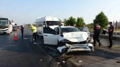 Antalya’nın Manavgat ilçesinde 3’ü tur aracı olmak üzere 6 aracın