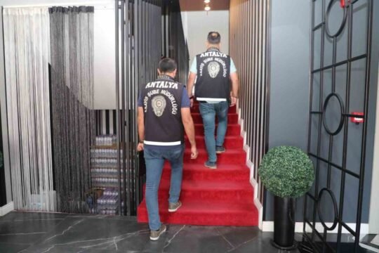Antalya Emniyet Müdürlüğü ekipleri tarafından günübirlik konaklama yerleri ve araç