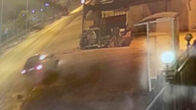 Antalya’da Serik istikametinde seyir halindeyken kontrolünü kaybeden bir hafif ticari