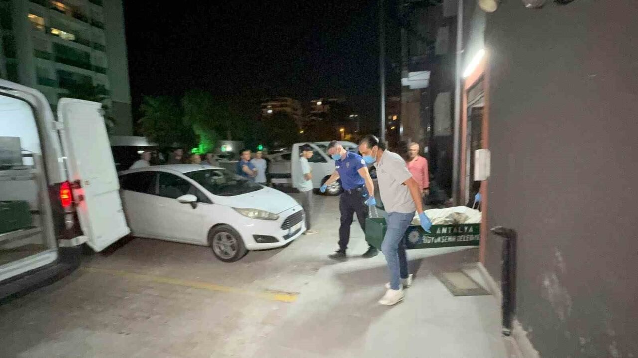Antalya’da komşularının kötü koku ihbarı üzerine bir apartman dairesine giren