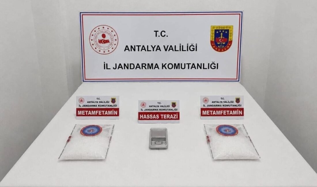 Antalya’nın Kepez ilçesinde jandarma ekiplerinin bir otel odasına düzenlediği operasyonda