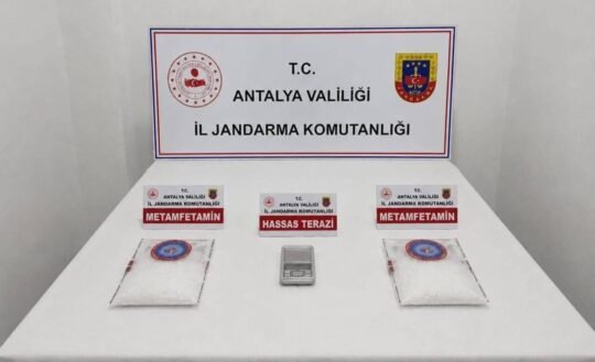 Antalya’nın Kepez ilçesinde jandarma ekiplerinin bir otel odasına düzenlediği operasyonda