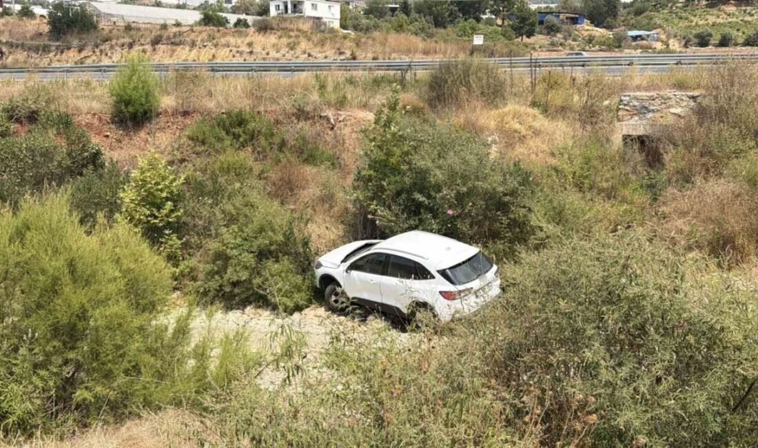 Antalya’nın Gazipaşa ilçesinde kontrolden çıkarak dereye uçan otomobilin sürücüsü yaralandı.