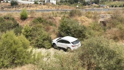Antalya’nın Gazipaşa ilçesinde kontrolden çıkarak dereye uçan otomobilin sürücüsü yaralandı.