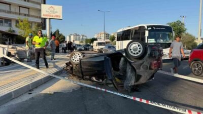 Antalya’nın Serik ilçesinde kontrolden çıkan otomobilin refüjdeki ağaca çarparak takla