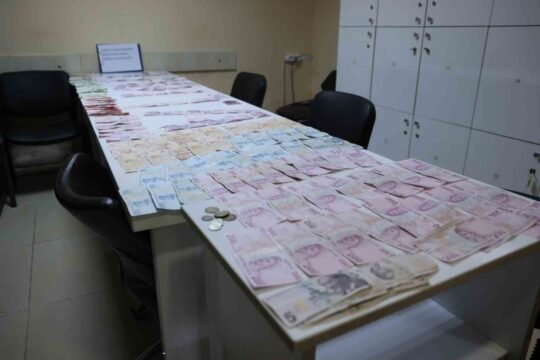 Antalya Büyükşehir Zabıtası’nın Kepez’deki dilencilik denetiminde yakalanan şahsın üzerinden 17