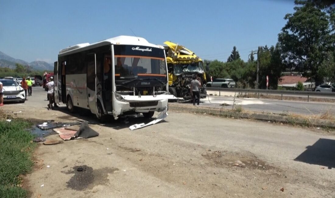 Antalya’nın Kemer ilçesinde yolcu indirmek için duran otobüsüne aynı yönde