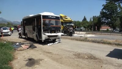 Antalya’nın Kemer ilçesinde yolcu indirmek için duran otobüsüne aynı yönde
